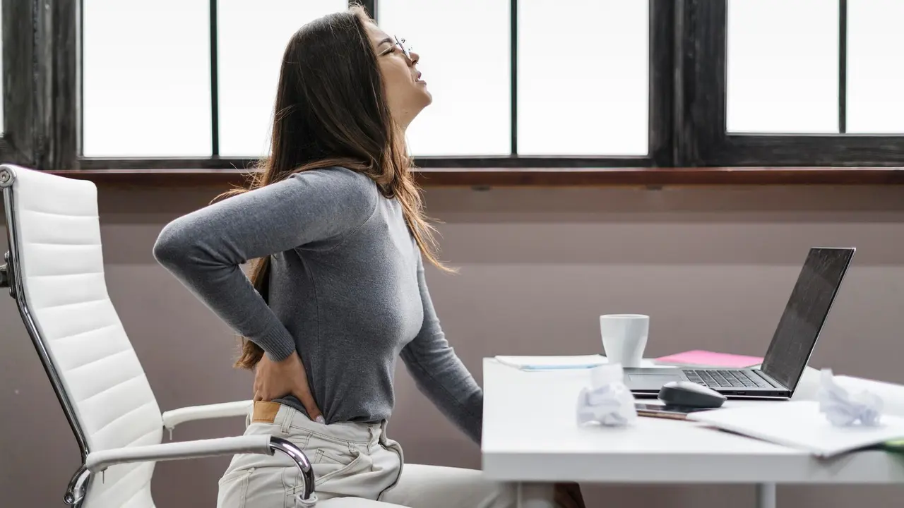 6 Kebiasaan Harian yang Membantu Memperbaiki Postur Tubuh Bungkuk Tanpa Harus ke Gym - Cover