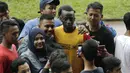Pemain Arema FC, Makan Konate, foto bersama dengan fans usai sesi latihan di Stadion Gajayana, Malang, Kamis (11/4). Setelah sesi latihan, pemain Arema FC melayani permintaan fans untuk foto bersama. (Bola.com/Yoppy Renato)