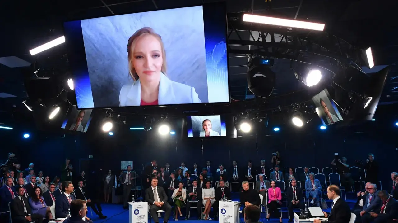 Katerina Tikhonova, putri Putin dan kepala inisiatif pengembangan Innopraktika, menghadiri St. Petersburg International Economic Forum secara virtual di Saint Petersburg, Rusia, pada Kamis (7/6/2024). (Olga Maltseva/AFP)