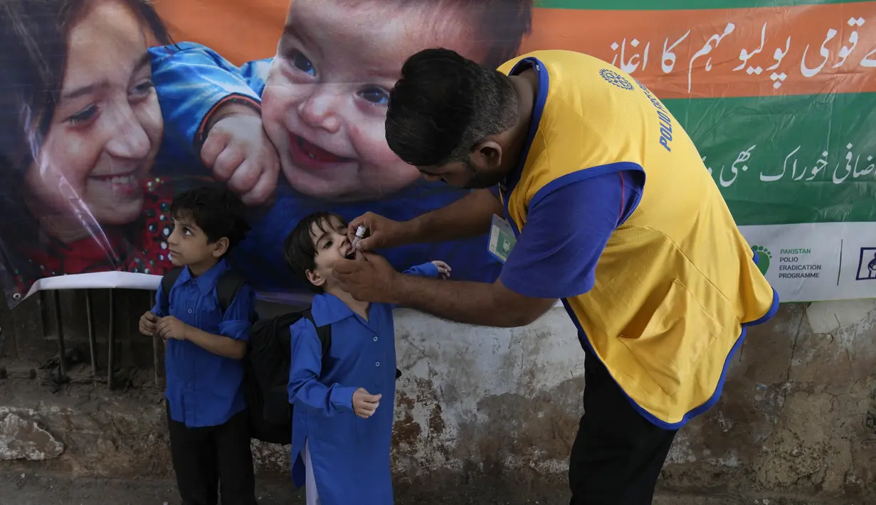 Penyakit yang berpotensi fatal dan melumpuhkan ini umumnya menyerang anak-anak hingga usia 5 tahun dan biasanya menyebar melalui air yang terkontaminasi. (AP Photo/K.M. Chaudary)