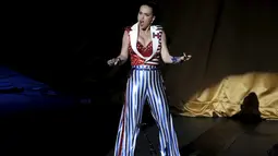 Katy Perry saat bernyanyi pada acara Hillary Victory Fund "I'm With Her" di Radio City Music Hall, New York, AS (2/3). Capres AS Hillary Clinton menggelar konser amal dalam acara kampanye lanjutan di New York. (REUTERS/Mike Segar)