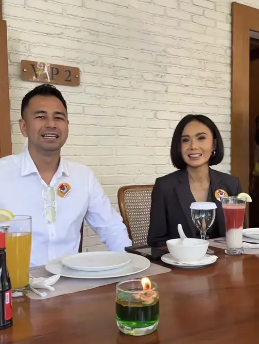 Yuni Shara pun terlihat hadir mengenakan pakain formal blazernya serba hitam. Dengan rambut pendek bob tertata rapi. [@gadiiing]
