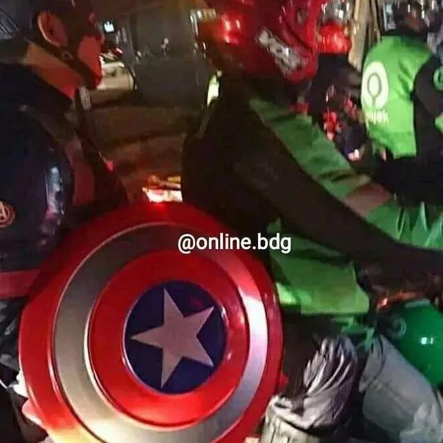 8 Kostum Penumpang Ojek Online Ini Unik Banget, Jadi Pusat Perhatian