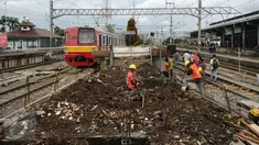 Sejumlah pekerja menyelesaikan penambahan panjang peron 6 dan 7 Stasiun Bogor, Jawa Barat, Rabu (16/12/2015). Penambahan panjang peron dilakukan untuk lebih memberikan kenyamanan bagi pengguna KRL. (Liputan6.com/Helmi Fithriansyah)