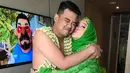 Seperti dalam foto ini, di hari saat dirinya menjalani prosesi siraman, Bobby berpelukan erat dengan sang kakak, Poppy Dewinta. Bobby yang memakai roncean kembang melati, serta Poppy cantik dengan kebaya hijaunya. (Instagram/poppydewinta)