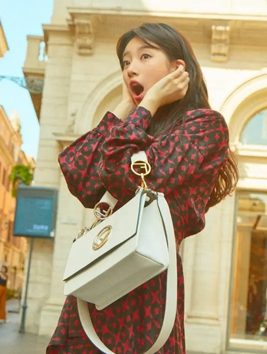 Selama mengikut saran dari pihak agensi, Suzy lebih bersikap menjaga imej di depan publik da kamera. Jika ingin tertawa, ia selalu menutupi wajahnya dengan tangan dan tak mengumbar tawanya. (Instagram/skuukzky)