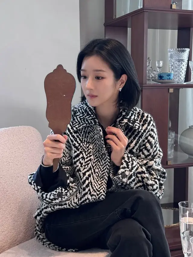 Gaya Fresh Seo Ye Ji dengan Potongan Rambut Pendek. [@yeyeji_seo]