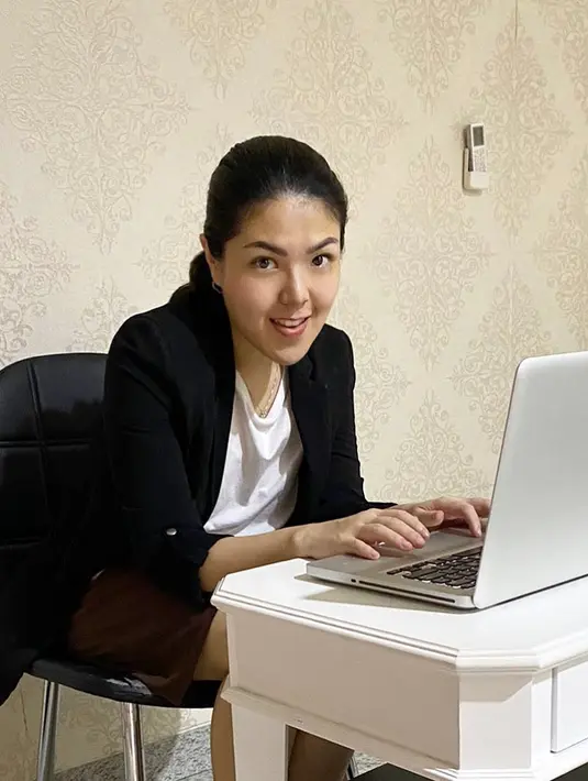 “Tapi negatifnya, ya lebih kepada misalnya sekarang ada perang status misalnya kayak gitu, bully dan lain-lain secara virtual. Dan ada juga buzzzer-buzzer yang memang dipakai oknum tertentu untuk menjatuhkan seseorang dari sosmed,” pungkas Tina Toon. (Instagram/tinatoon101)