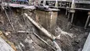 Lubang besar itu diduga karena kebocoran terowongan bawah tanah untuk konstruksi stasiun kereta bawah tanah. Tanah itu ambruk hingga memperlihatkan pipa serta beton penyangga bangunan. (Chanakarn Laosarakham/AFP)