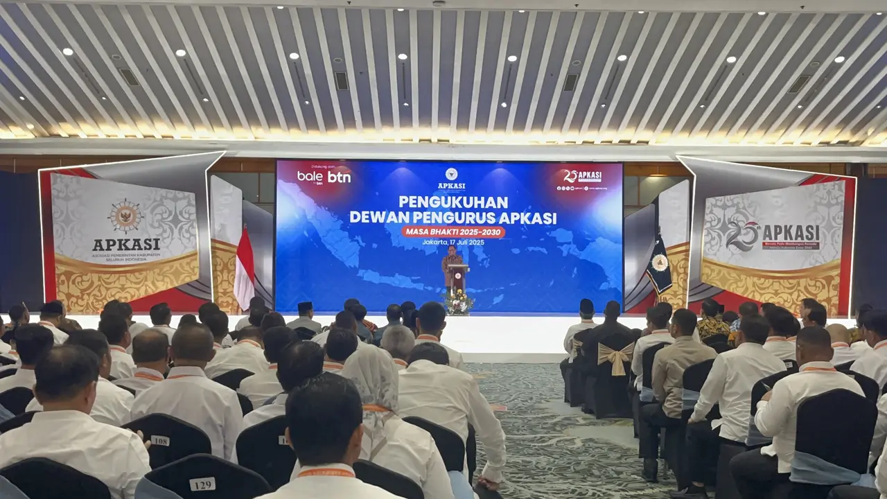 Mendagri Tito Karnavian Hadiri Pengukuhan Pengurus Apkasi 2025-2030