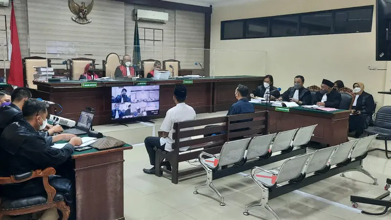 Bupati Nganjuk nonaktif Novi Rahman Hidayat saat sidang di PN Tipikor di Surabaya. (Dian Kurniawan/Liputan6.com)