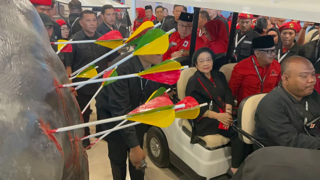 Ketua Umum PDIP Megawati Soekarnoputri saat melihat patung patung banteng berdarah yang tertusuk panah di Arena Rakernas V PDIP