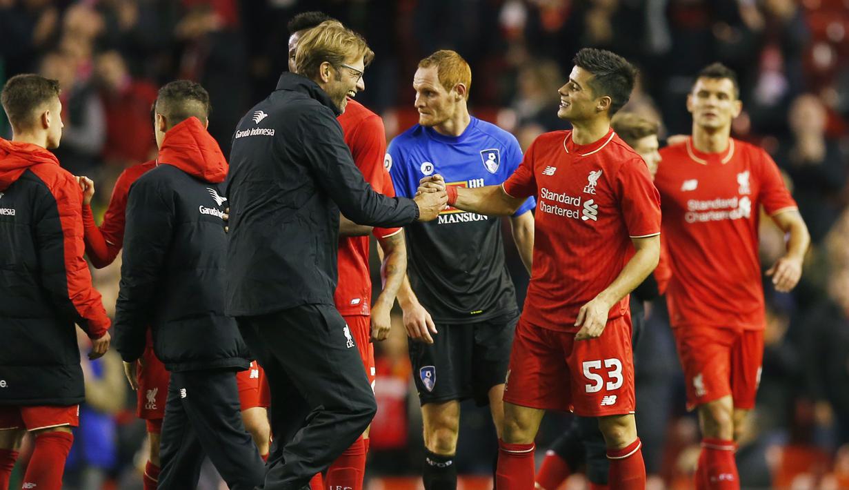 Pelatih Liverpool, Juergen Klopp merayakan kemenangan perdananya bersama The Reds pada Piala Liga Inggris melawan Bournemouth dengan skor 1-0 di Stadion Anfield, Inggris, Rabu (28/10/2015). (Reuters/Eddie Keogh)