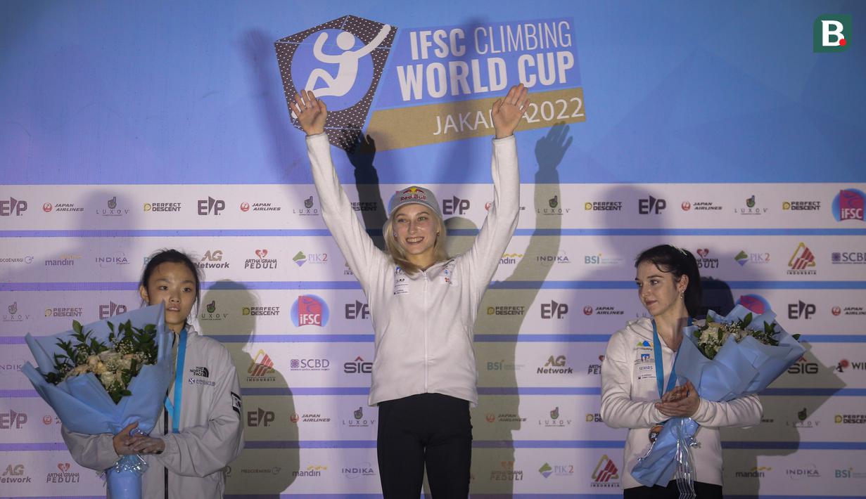 Atlet panjat tebing Slovenia, Janja Ganbert berhasil memenangkan Kejuaraan Dunia Panjat Tebing IFSC 2022 seri Jakarta kategori lead pada Senin (26/9/2022) malam WIB yang berlangsung di kawasan SCBD, Jakarta. (Bola.com/Bagaskara Lazuardi)