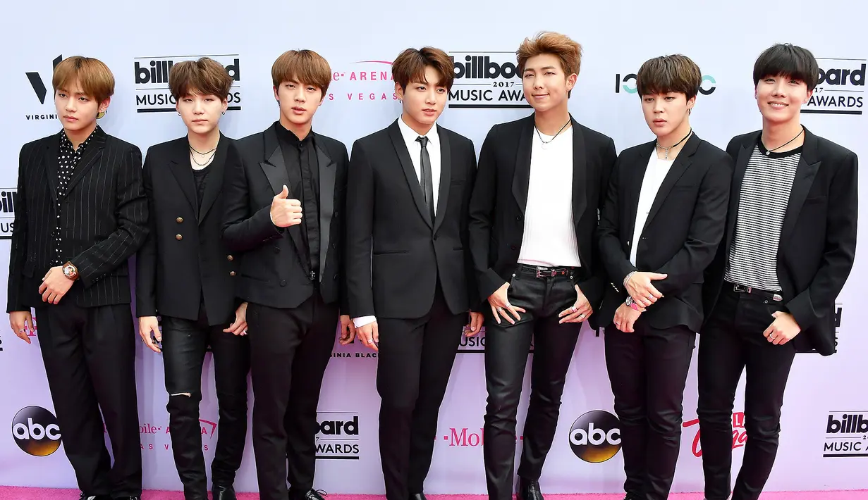 "Kami tahu iHeartRadio Music Awards menarik perhatian. BTS punya jadwal yang padat termasuk menyiapkan album. Sayang mereka tak bisa hadir di ajang tersebut," ujar BigHit Entertainment seperti yang dilansir dari Seoul Kyeongje. (Foto: people.com)
