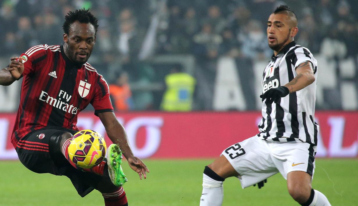 Gelandang AC Milan, Michael Essien, berusaha melewati gelandang Juventus, Arturo Vidal. Rossoneri menjadi klub besar terakhir Essien sebelum akhirnya pindah ke Liga Yunani dengan gabung bersama klub Panathinaikos. (AFP/Marco Bertorello)