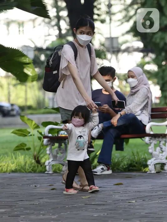 Warga menikmati kembali suasana ruang terbuka hijau Taman Suropati, Jakarta, Sabtu (23/10/2021). Pemerintah Provinsi DKI Jakarta kembali membuka 59 Ruang Terbuka Hijau (RTH) yang ditutup karena pandemi Covid-19. (Liputan6.com/Helmi Fithriansyah)