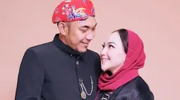 Saat mendengar keinginan sang suami, Mpok Alpa pun meminta suami untuk bersabar, karena ingin menyiapkan mental untuk kembali mempunyai momongan. Meski jarang tersorot, Aji merupakan sosok suami yang selalu mendukung karier sang istri. Keduanya sudah melewati masa pernikahan selama 8 tahun. (Liputan6.com/IG/@jie.langit)