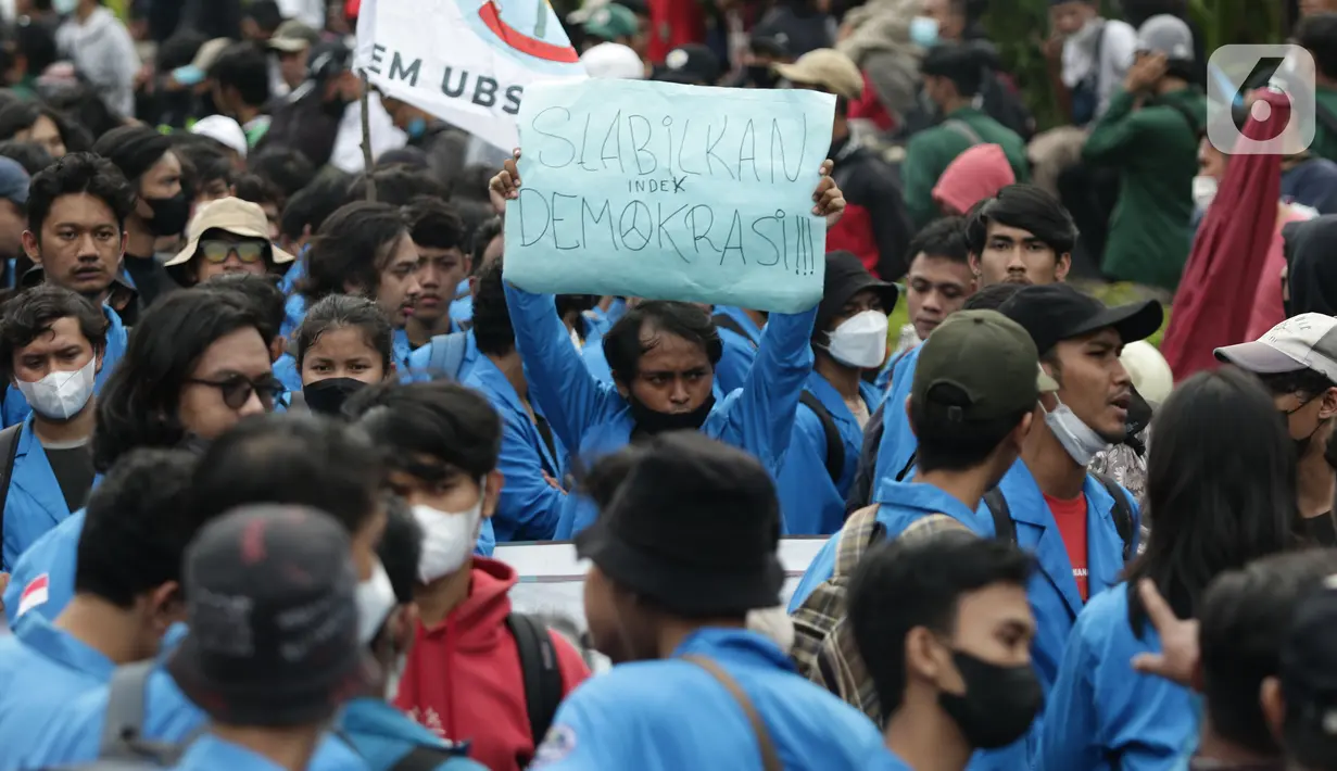 Aliansi Mahasiswa dari berbagai universitas melakukan aksi jalan kaki menuju Gedung MPR/DPR/DPD untuk menyuarakan aspirasi, Senin (11/4/2022). Dalam aksinya, mereka menuntut penurunan harga bahan pangan, menolak isu perpanjangan masa jabatan Presiden. (Liputan6.com/Helmi Fithriansyah)