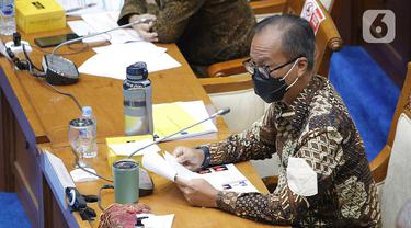 Menteri Perindustrian Agus Gumiwang Kartasasmita menyampaikan paparannya saat rapat kerja dengan Komisi VII DPR di Kompleks Parlemen, Senayan, Jakarta, Rabu (2/2/2022). Rapat membahas program Kemenperin tahun 2022 serta evaluasi kinerja Kemenperin tahun 2021. (Liputan6.com/Angga Yuniar)