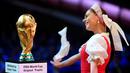 Seorang penari Balet Rusia tampil dekat trofi Piala Dunia saat undian Piala Dunia 2018 di State Kremlin Palace, Moscow, (1/12/2017). Piala Dunia 2018 berlangsung sejak 14 Juni hingga 15 Juli 2018 di Rusia. (AFP/Alexander Nemenov)