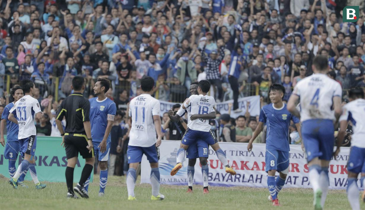 Para pemain Persib Bandung merayakan gol yang dicetak oleh Ezechiel N'douassel, ke gawang Perserang pada laga persahabatan di Stadion Maulana Yusuf, Banten, Kamis (1/3/2018). Persib menang 6-0 atas Perserang. (Bola.com/M Iqbal Ichsan)