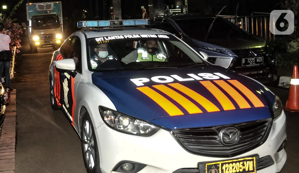 Mobil polisi mengawal kedatangan truk Biofarma yang mengangkut vaksin Covid-19 dari Sinovac di Kantor Dinas Kesehatan, Jakarta, Kamis (7/1/2021). Dinkes DKI pada tahap I telah menerima sebanyak 78.400 vaksin Covid-19 dari Sinovac yang diprioritaskan untuk tenaga kesehatan (merdeka.com/Iqbal Nugroho)