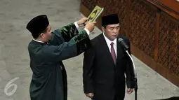 Ade Komaruddin (kanan) diambil sumpahnya saat pelantikan menjadi Ketua DPR yang baru, Jakarta, Senin (11/01/2016). Ade dilantik untuk menggantikan Setya Novanto yang mundur dari kursi Ketua DPR. (Liputan6.com/Johan Tallo)