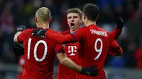 Pemain Bayern, Arjen Robben, Thomas Mueller dan Robert Lewandowski merayakan gol saat melawan Olympiakos pada lanjutan Liga Champions Gurp F di Stadon Allianz Arena, Munich, Jerman, Rabu ( 25/11/2015) dini hari WIB. (REUTERS/Michael Dalder).