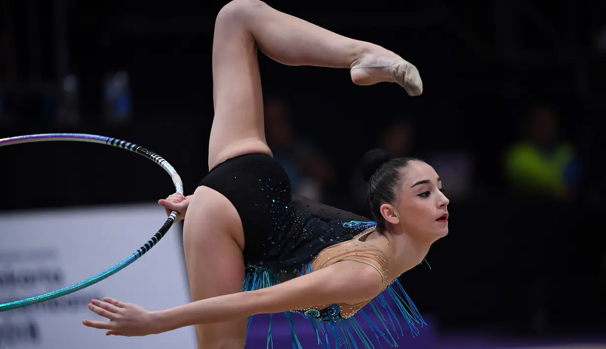 Pesenam Kazakhstan Alina Adilkhanova beraksi dengan hola hop dalam senam ritmik individual Asian Games 2018 di Jakarta, (28/8).  (AFP Photo/Lillian Suwanrumpha)