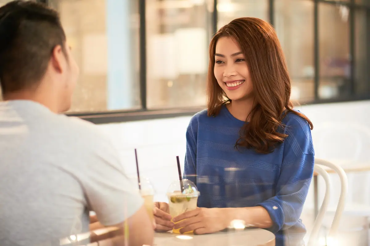 perempuan dan pasangan 6 juli senyum