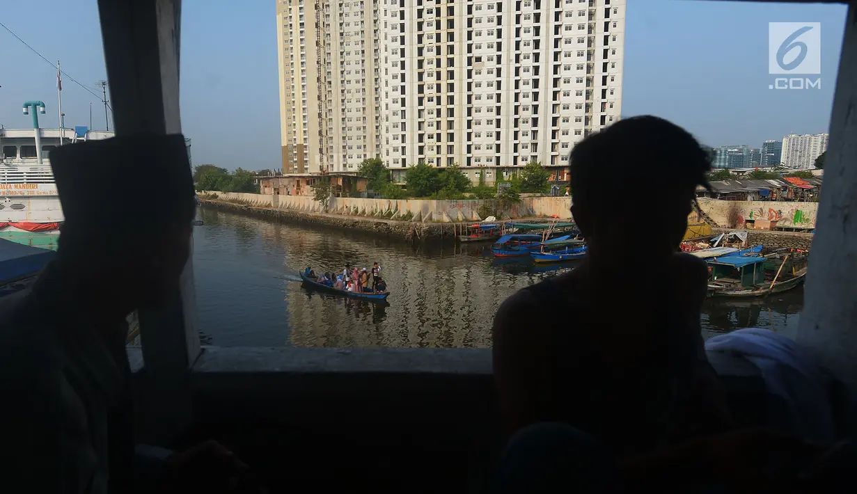 Warga menaiki peruhi bersiap menunaikan salat Idul Fitri 1439 H di Pelabuhan Sunda Kelapa, Jakarta, Jumat (15/6). Seluruh umat islam merayakan hari Idul Fitri 1349 H yang jatuh pada Jumat, 15 Juni 2018.            (Merdeka.com/Imam Buhori)