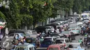 Beberapa kendaraan berjejer terparkir di sisi jalan Kramat Raya, Jakarta (22/6/2016). Pemprov DKI Jakarta harus membuat kebijakan atau terobosan radikal untuk segera mengatasi kemacetan di Jakarta. (Liputan6.com/Helmi Fithriansyah)