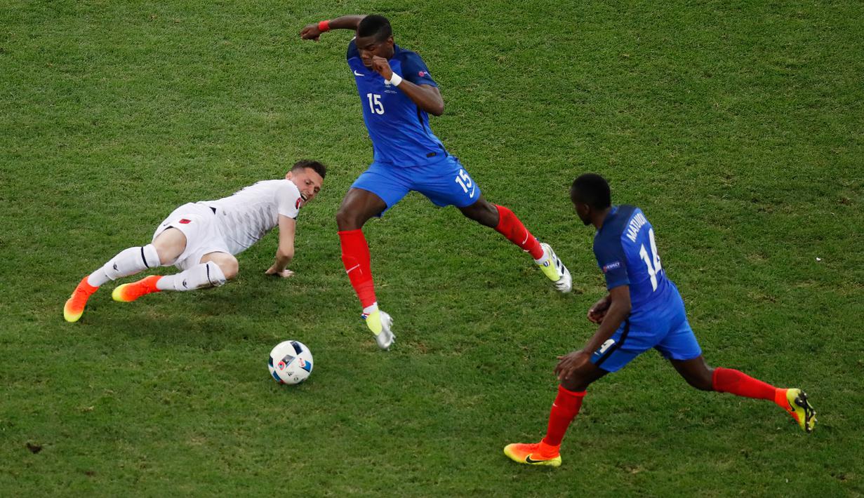 Gelandang Prancis, Paul Pogba berusaha membawa bola melewati pemain Albania pada pertandingan Grup A Piala Eropa 2016 Stade Velodrome, Prancis, Kamis (16/6). Prancis menang atas Albania dengan skor 2-0. (REUTERS/Jean-Paul Pelissier)