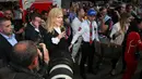 Nicole Kidman berjalan diantara para jurnalis dan fans saat akan menyaksikan latihan dalam balapan Grand Prix F1 Australia di Melbourne, Sabtu (25/3). (AP Photo / Rick Rycroft)