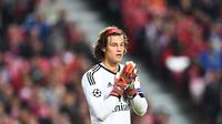 Kiper muda Benfica, Mile Svilar bereaksi usai laga penyisihan Grup A Liga Champions melawan Manchester United, di Estadio Da Luz, Rabu (18/10). Svilar membuat kesalahan dalam mengantisipasi tendangan bebas Marcus Rashford. (PATRICIA DE MELO MOREIRA/AFP)