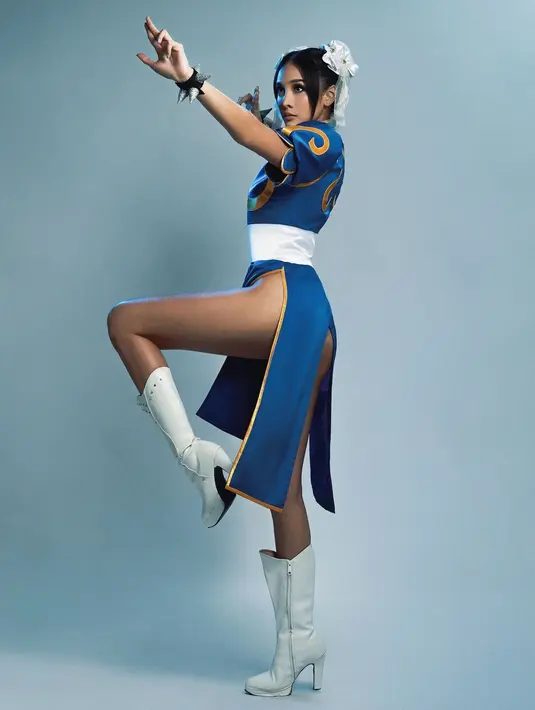 Anya Geraldine tak ragu berpose kenakan cheongsam dress biru berpotongan tinggi [@anyageraldine]