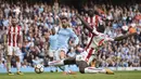 Bernardo Silva (tengah) menambah keunggulan timnya dengan satu gol pada menit akhir ke gawang Stoke City pada laga Premier League di Etihad Stadium, Manchester, (14/10/2017). Manchester City menang telak 7-2. (AFP/Oli Scarff)