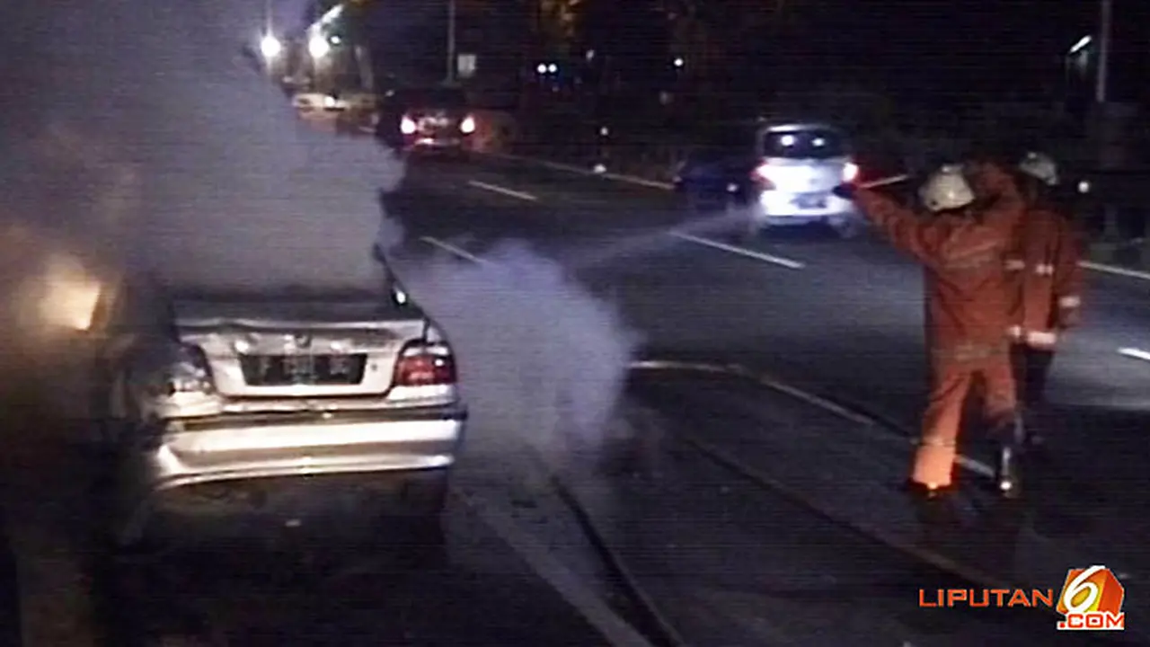 sedan-terbakar121020b.jpg