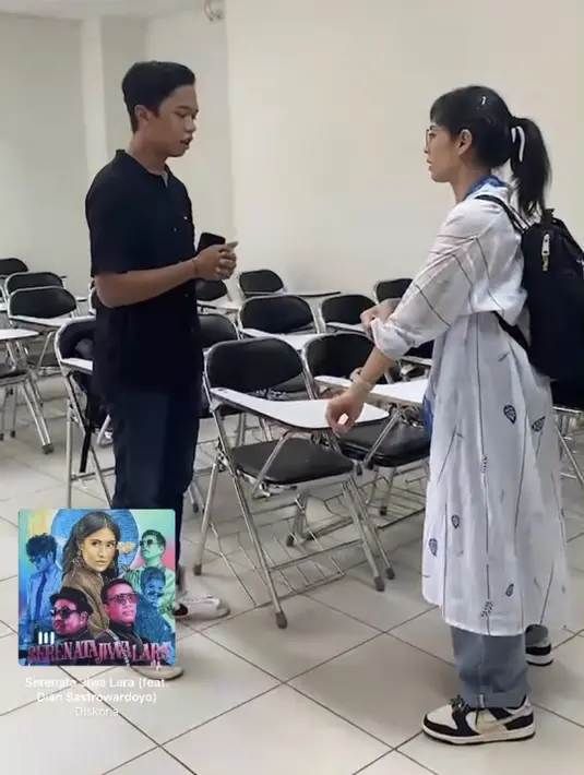 Kebaya tersebut dipadukan celana denim yang digulung bagian bawahnnya. Lalu sneakers Nike Dunknya, ia juga membawa backpack hitamnya.  Credit: @faiqkenzie2