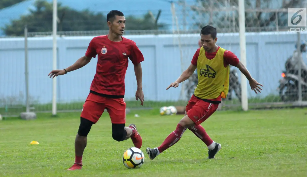Pemain Persija, Rudi Widodo (kiri) berebut bola saat latihan di Lapangan Sutasoma, Halim Perdanakusuma, Jakarta, Selasa (20/3). Latihan ini persiapan menghadapi Bhayangkara FC di laga pembuka Liga 1 Indonesia 2018. (Liputan6.com/Helmi Fithriansyah)