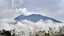 Pemandangan Gunung Agung terlihat dari kecamatan Kubu di Kabupaten Karangasem, Bali, Rabu (22/11). Pusat Vulkanologi dan Mitigasi Bencana Geologi merekomendasikan masyarakat untuk tidak berada pada radius hingga 7,5Km (SONNY TUMBELAKA/AFP)