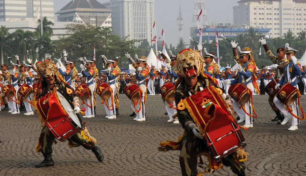 Salah satu aksi Tim Marching Band Taruna Akademi Militer saat tampil memeriahkan HUT RI ke-69 di kawasan Tugu Monas, Jakarta, (31/8/2014). (Liputan6.com/Helmi Fithriansyah)