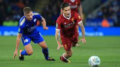 Gelandang Liverpool, Philippe Coutinho, dijatuhkan gelandang Leicester, Marc Albrighton, pada laga Piala Liga di Stadion King Power, Leicester, Selasa (19/9/2017). Leicester menang 2-0 atas Liverpool. (AFP/Lindsey Parnaby)