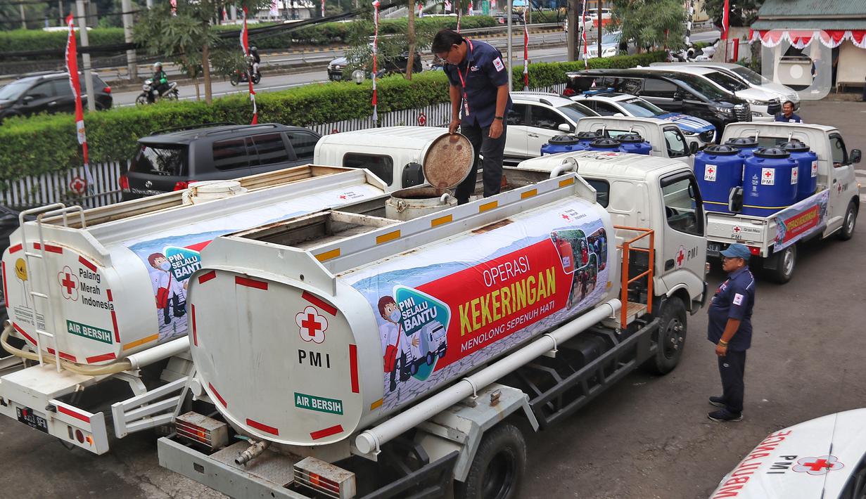 Selama operasi PMI ini, truk tangki dan mobil pick up akan menyalurkan air bersih selama periode Agustus 2023.  (Liputan6.com/Angga Yuniar)