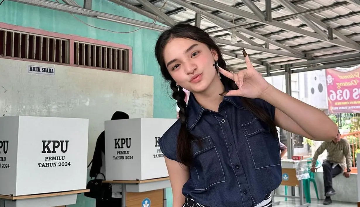 Penyanyi Maysha Jhuan tampil stylish di momen perdananya nyoblos. Ia mengenakan atasan denim yang dipadukan bawahan warna monokrom. [@mayshajhu]