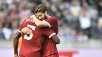 Dua pemain Liverpool Georginio Wijnaldum dan Adam Lallana merayakan gol ke gawang Hertha Berlin pada laga persahabatan di Olympiastadion, Berlin, Sabtu (29/7/2017). (AFP/John MacDougall)