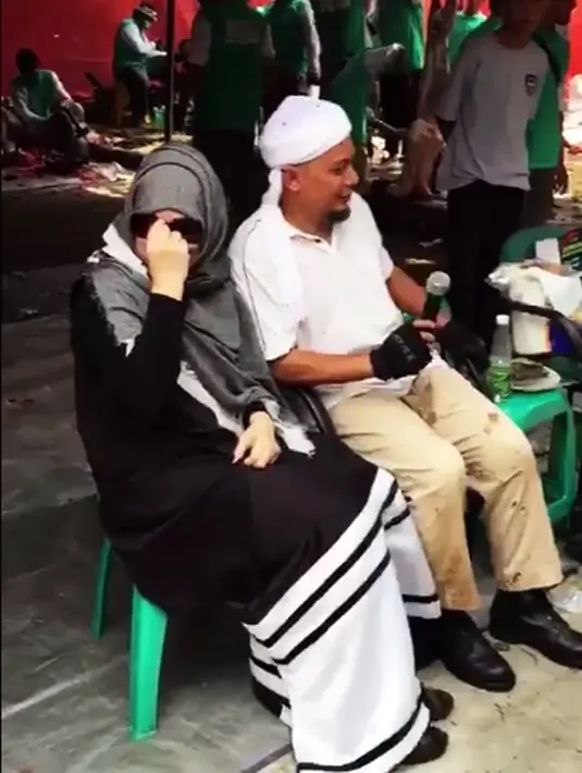 Melihat sang suami, Arifin Ilham berpoligami, istri pertamanya Umi Yuni banyak warganet memujinya. Salah satunya adalah perempuan hebat. "Perempuan hebat yg mau berbagi suami dgn wanita laen....," tulis sripwr. (Instagram/yuni_syahla_aceh)