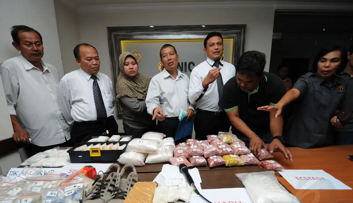 Selama September hingga Oktober 2014, Dit Resnarkoba Polda Metro Jaya menyita 19,3 kg sabu dan 37.214 butir ekstasi, 1,03 kg heroin, 13,2 kg ganja, 42 butir erimin, dan 3,8 gram ketamin, Kamis (13/11/2014). (Liputan6.com/Helmi Fithriansyah)