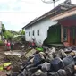 Rumah salah satu warga di kelurahan Sobo Banyuwangi rusak akibat dihantam banjir pekan lalu. (Hermawan Arifianto/Liputan6.com)